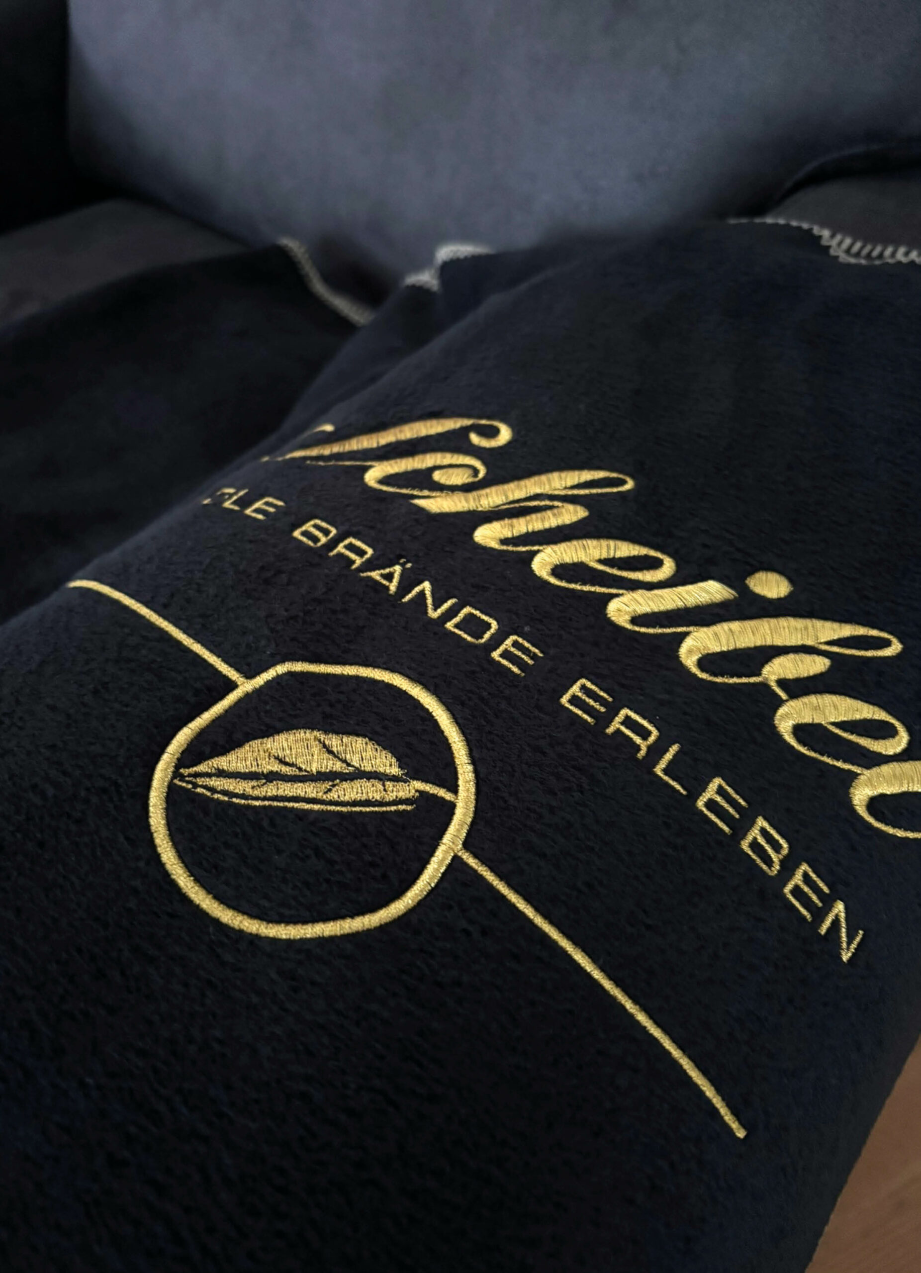emill-scheibel-kuscheldecke-debbich-schwarz-gold-limitiert image 3