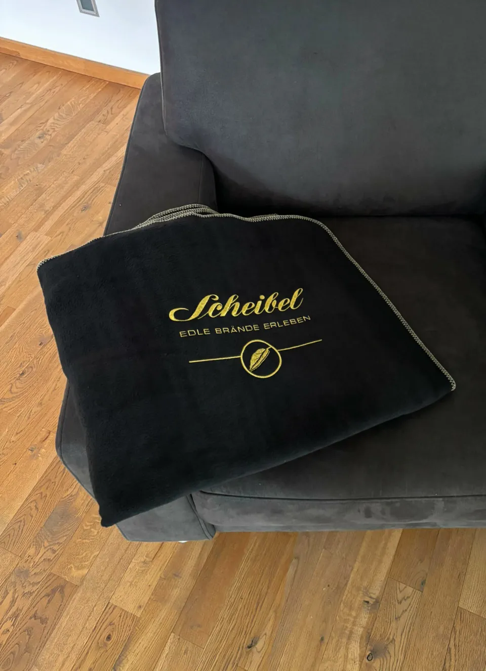 emill-scheibel-kuscheldecke-debbich-schwarz-gold-limitiert image 1