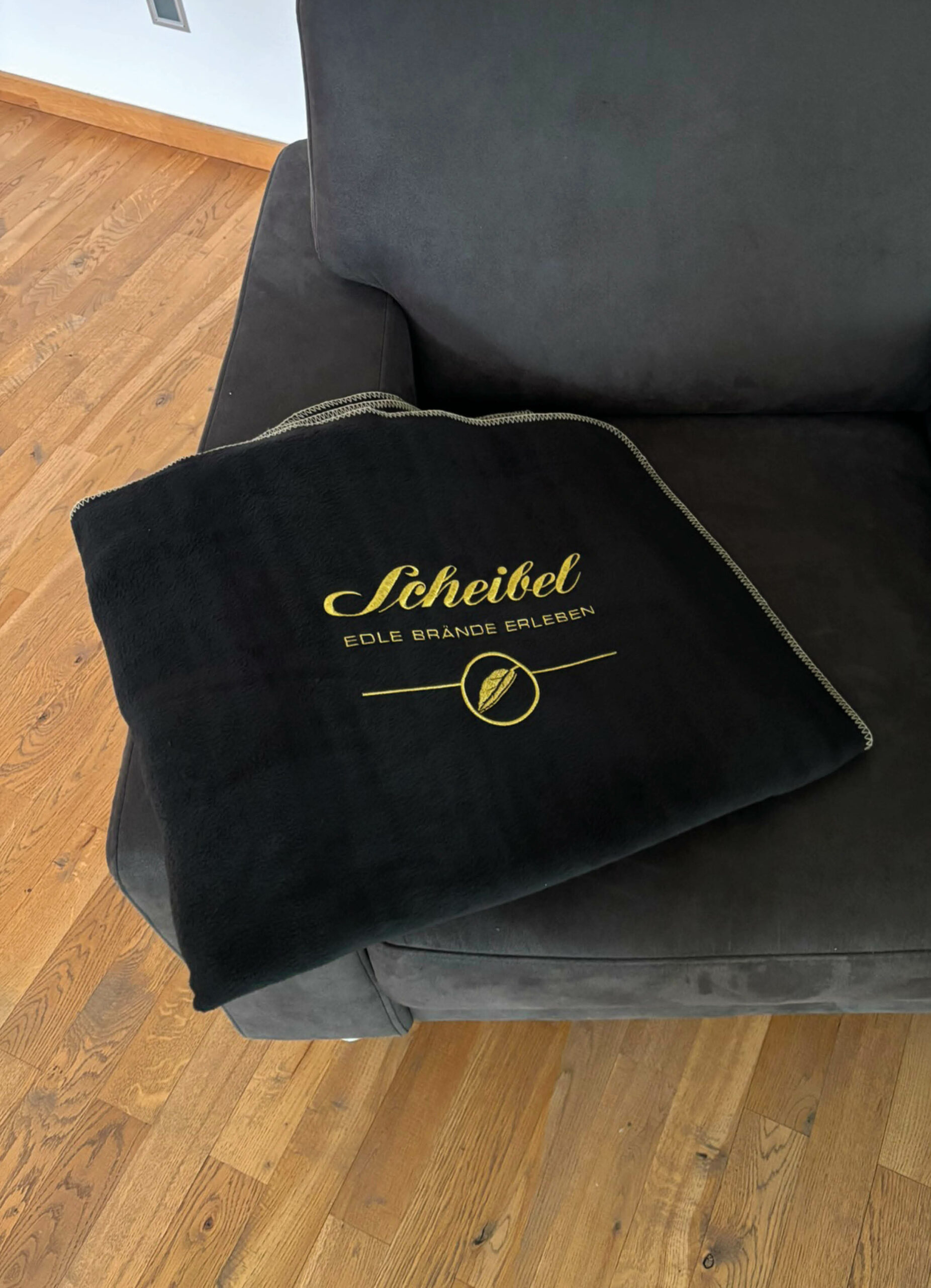 emill-scheibel-kuscheldecke-debbich-schwarz-gold-limitiert image 1